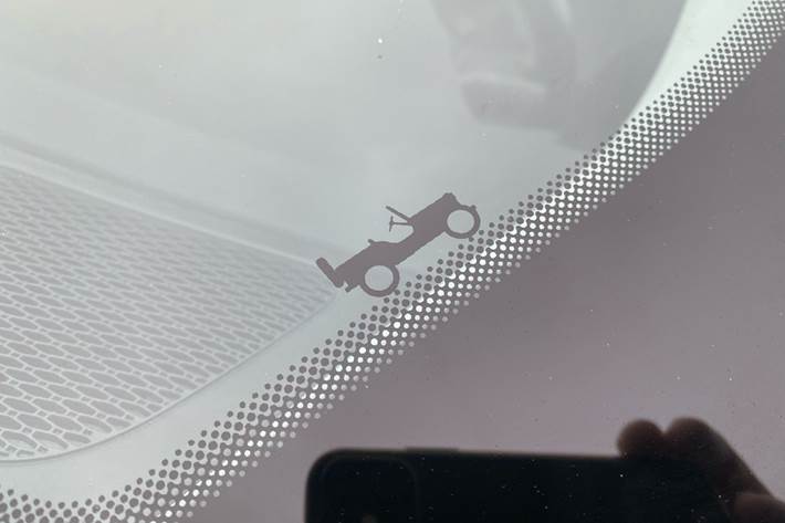 Sort Jeep Compass fra 2021 set udefra