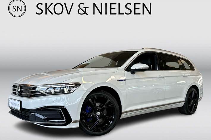 Hvid VW Passat fra 2020