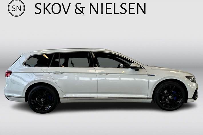 Hvid VW Passat fra 2020
