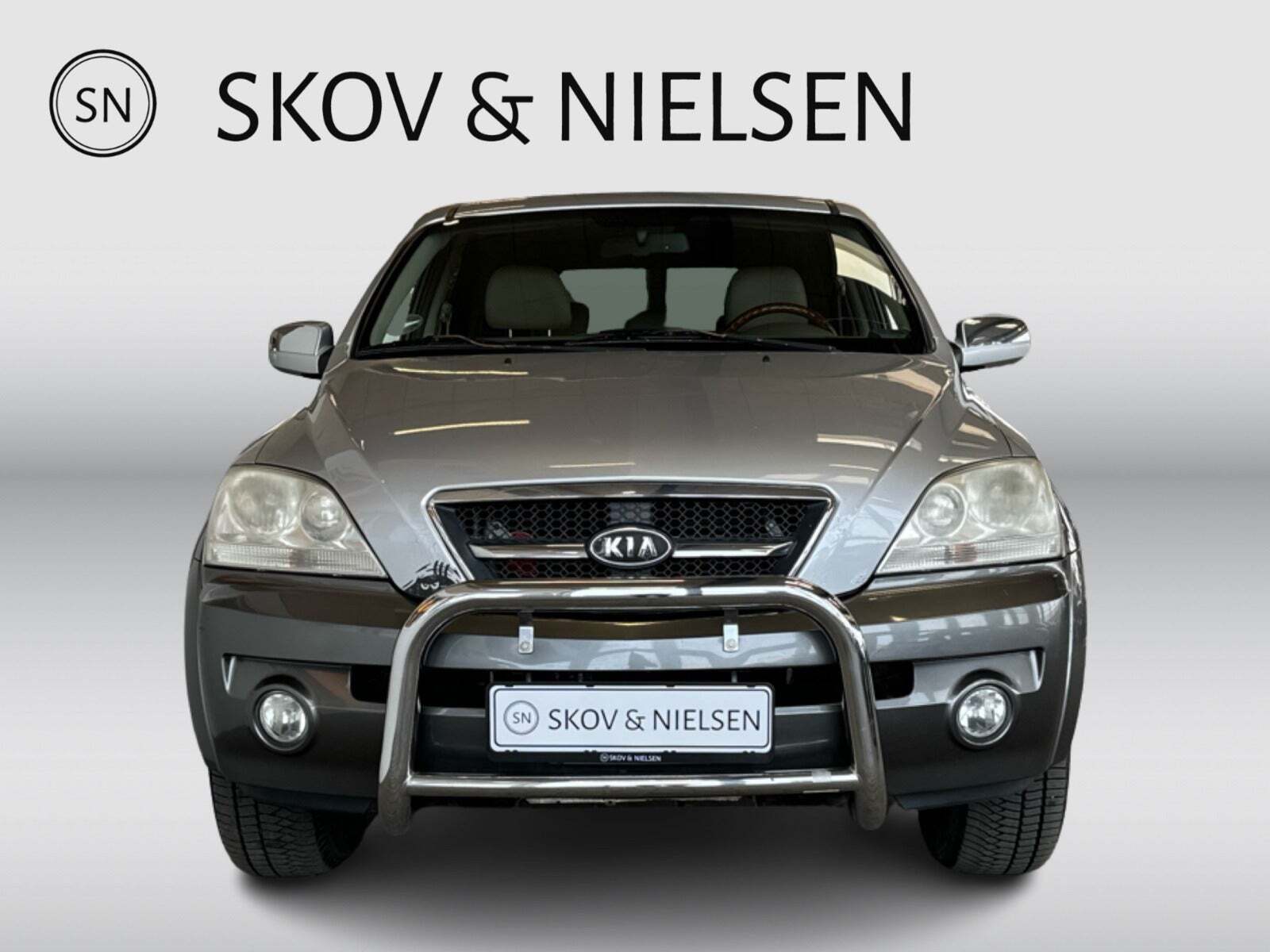 Sølv Kia Sorento fra 2008 set udefra