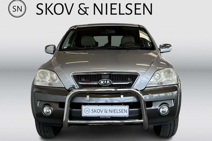 Sølv Kia Sorento fra 2008 set udefra