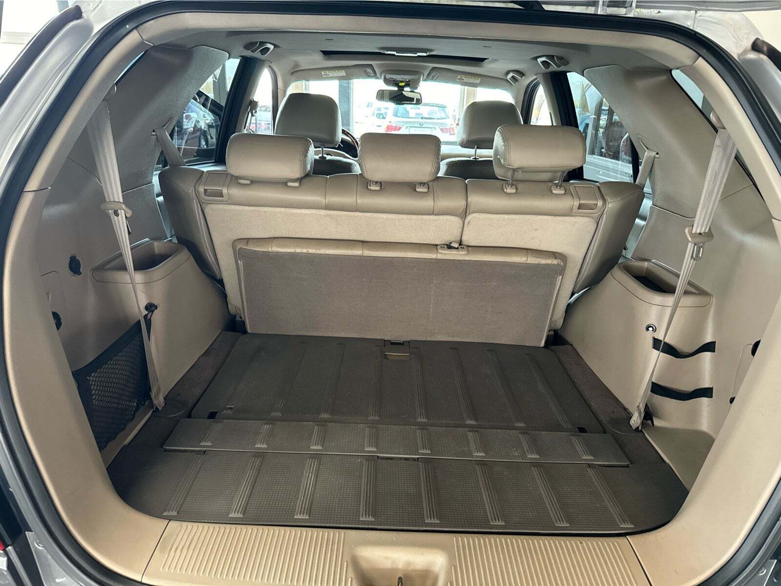 Sølv Kia Sorento fra 2008 set indefra