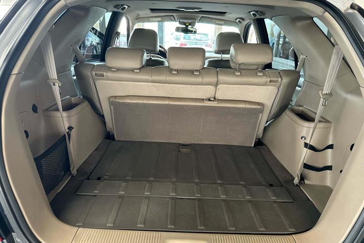 Sølv Kia Sorento fra 2008 set indefra