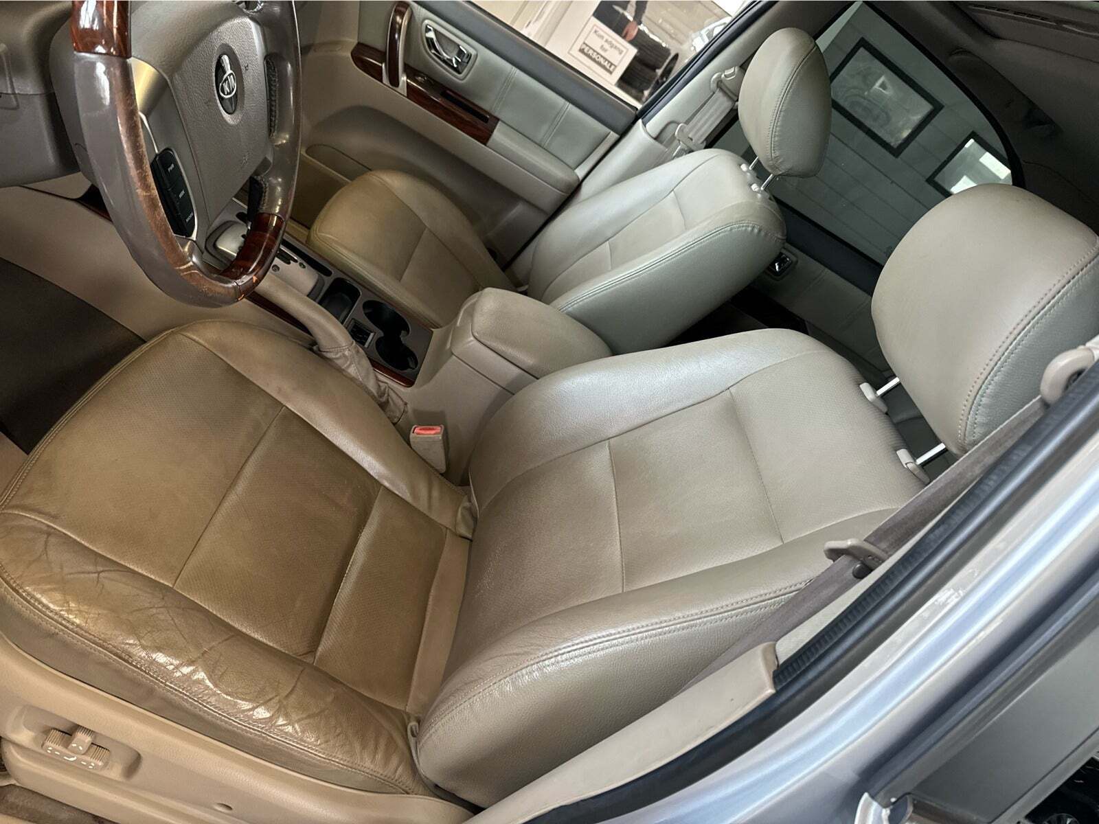 Sølv Kia Sorento fra 2008 set indefra