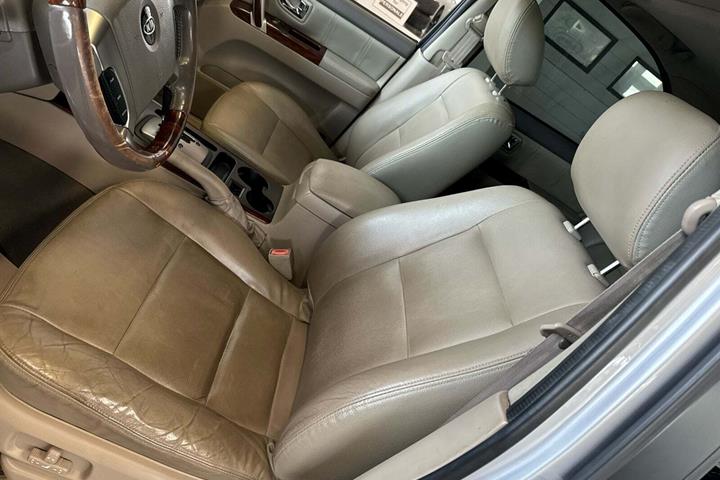 Sølv Kia Sorento fra 2008 set indefra