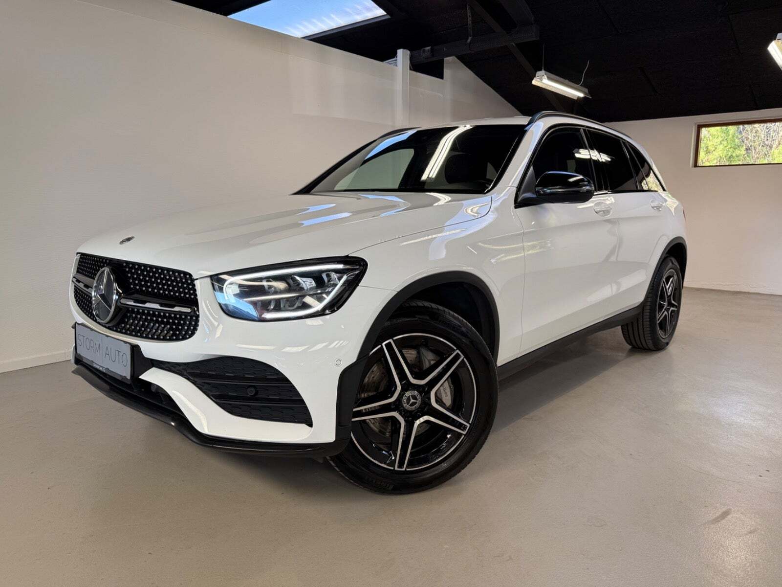 Hvid Mercedes GLC300 e fra 2021 set udefra