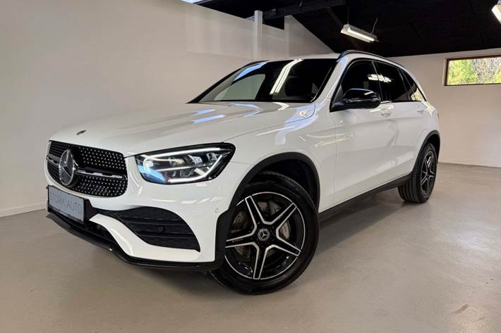 Hvid Mercedes GLC300 e fra 2021 set udefra