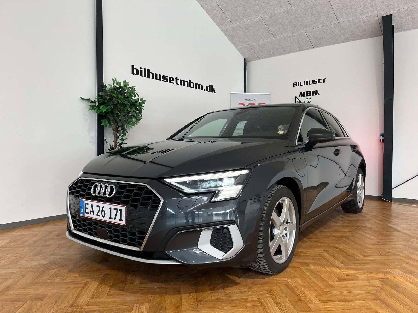 Grå Audi A3 fra 2021 set udefra