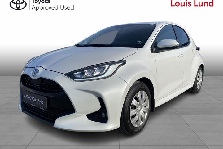 Hvid Toyota Yaris fra 2021 set udefra