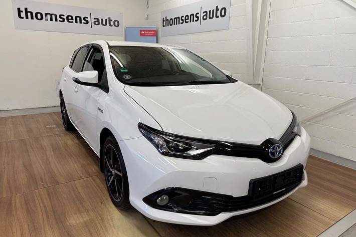 Hvid Toyota Auris fra 2019 set udefra
