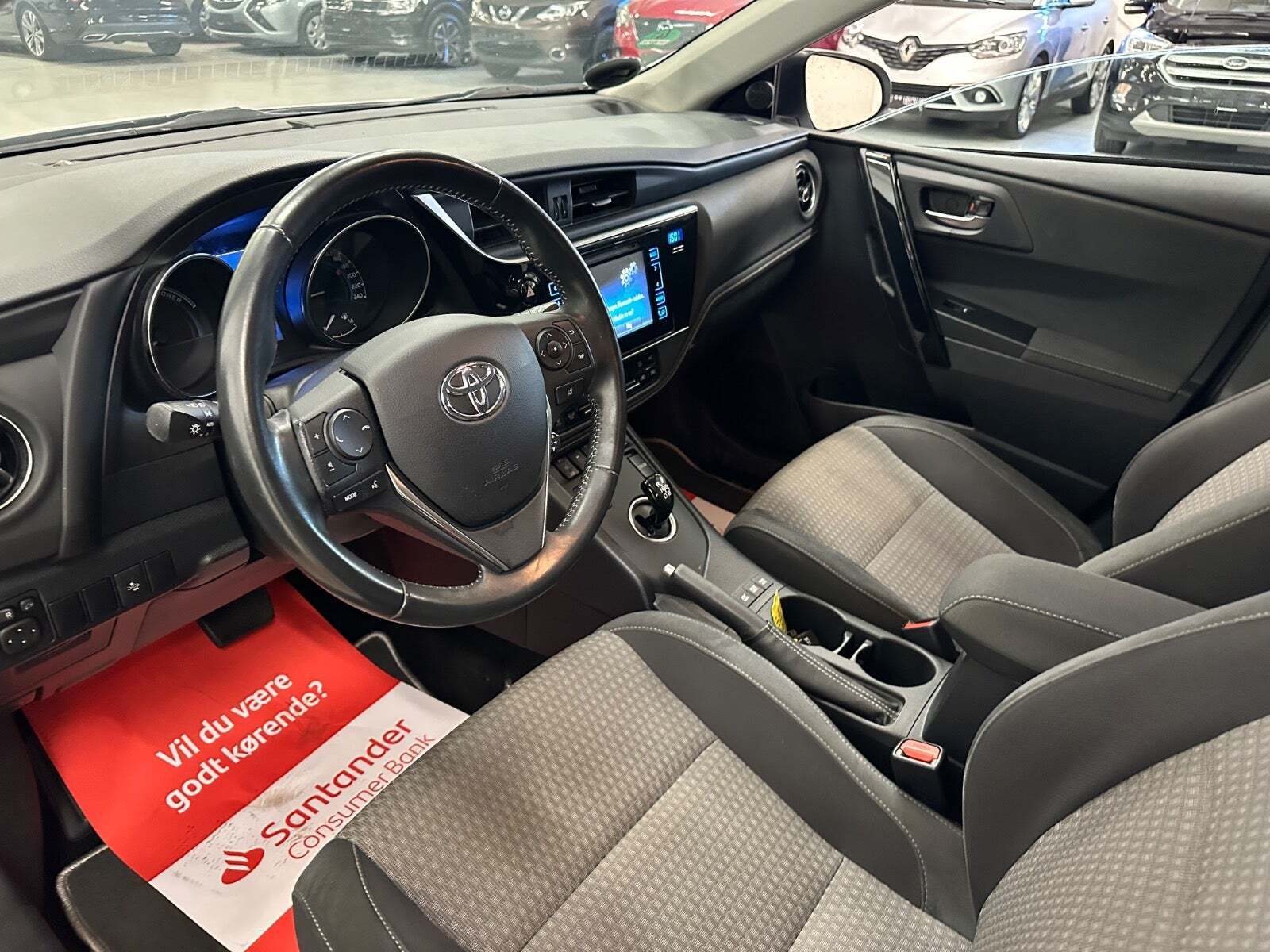 Hvid Toyota Auris fra 2019 set indefra