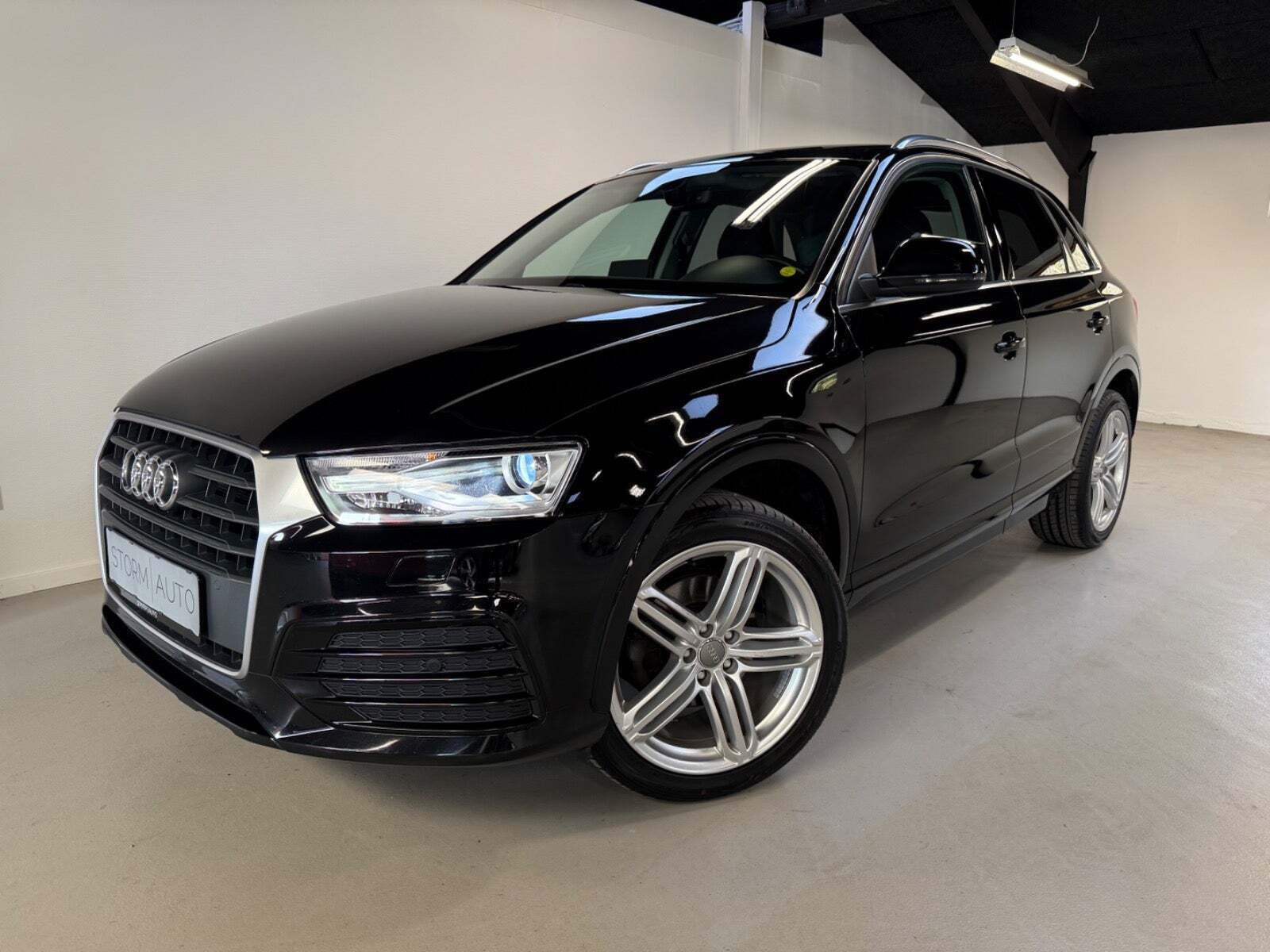 Sort Audi Q3 fra 2018 set udefra