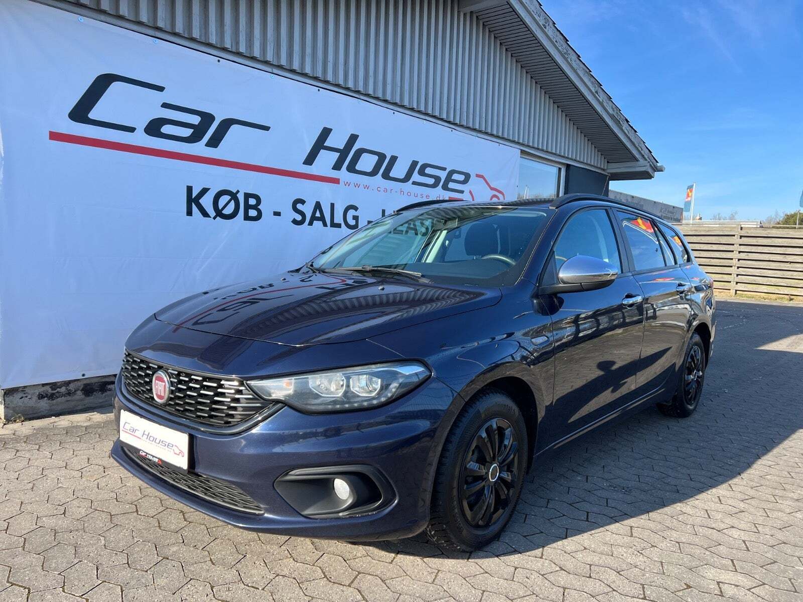 Blå Fiat Tipo fra 2017 set udefra