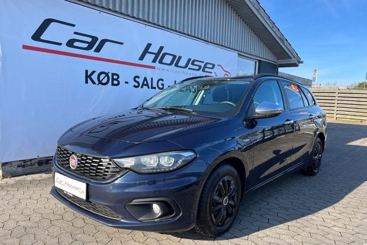 Blå Fiat Tipo fra 2017 set udefra