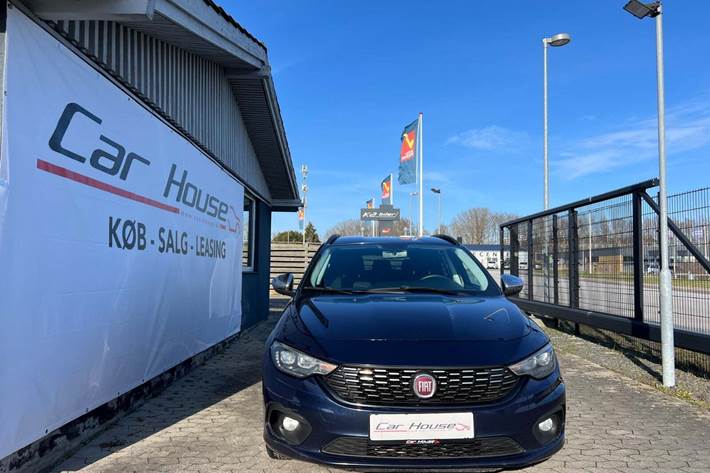 Blå Fiat Tipo fra 2017