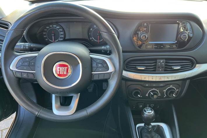 Blå Fiat Tipo fra 2017