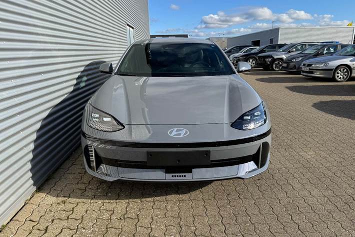 Blå Hyundai Ioniq 6 fra 2025 set udefra