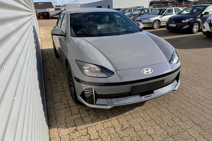 Blå Hyundai Ioniq 6 fra 2025 set udefra