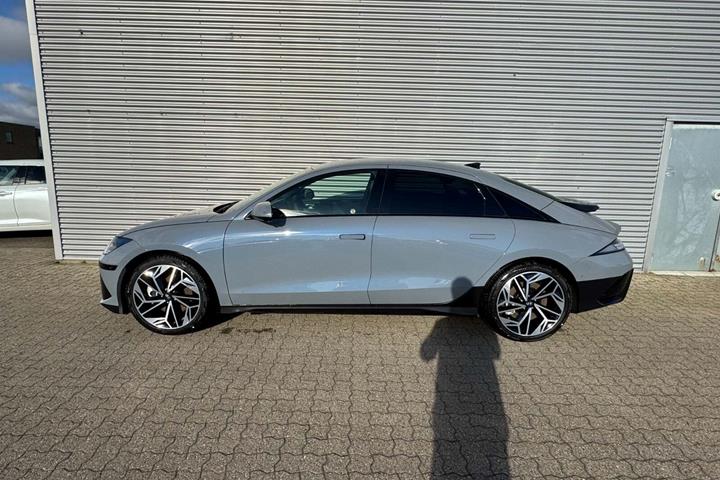 Blå Hyundai Ioniq 6 fra 2025