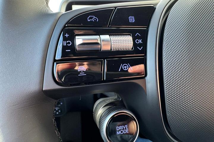 Blå Hyundai Ioniq 6 fra 2025 set indefra