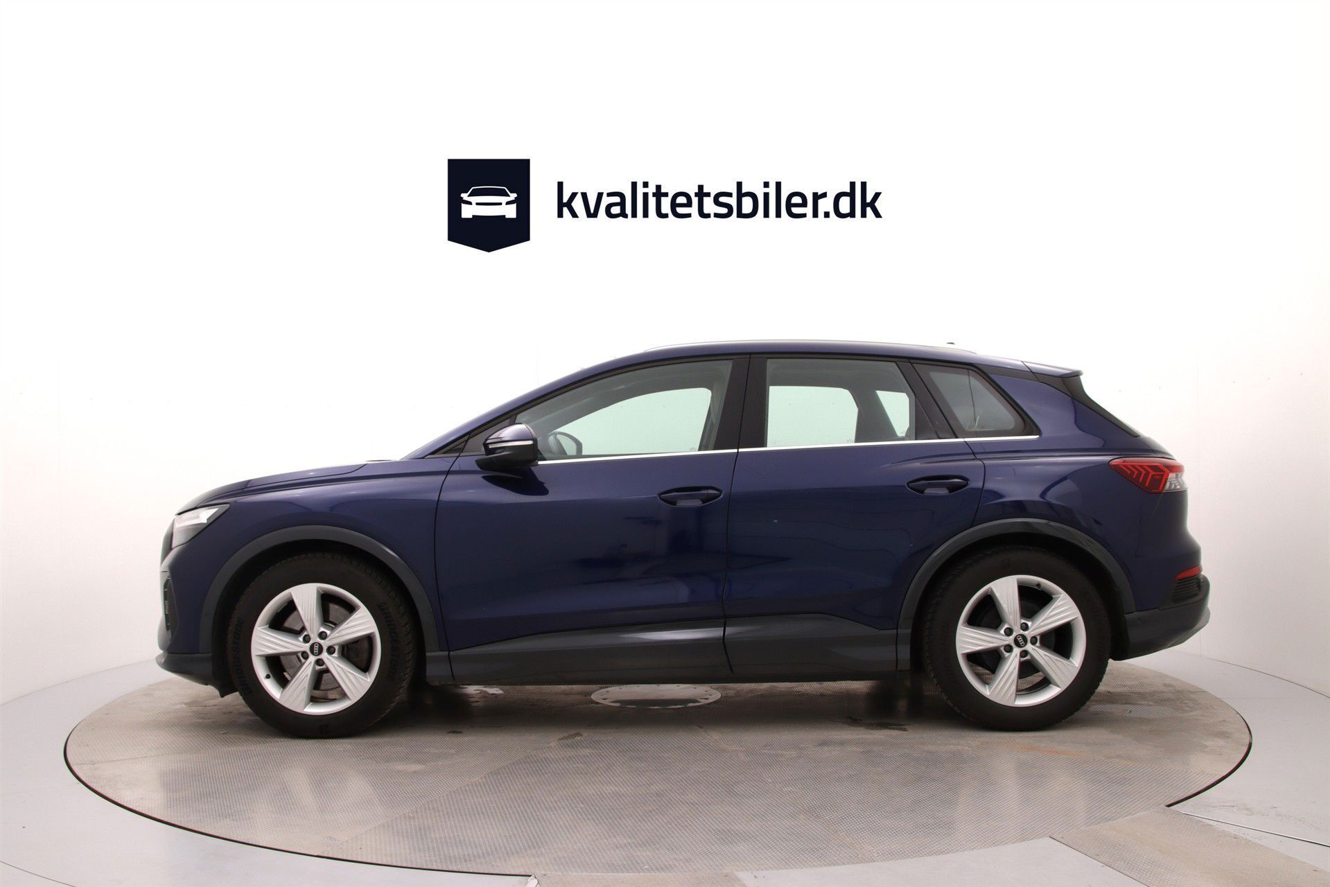 Blå Audi Q4 fra 2022