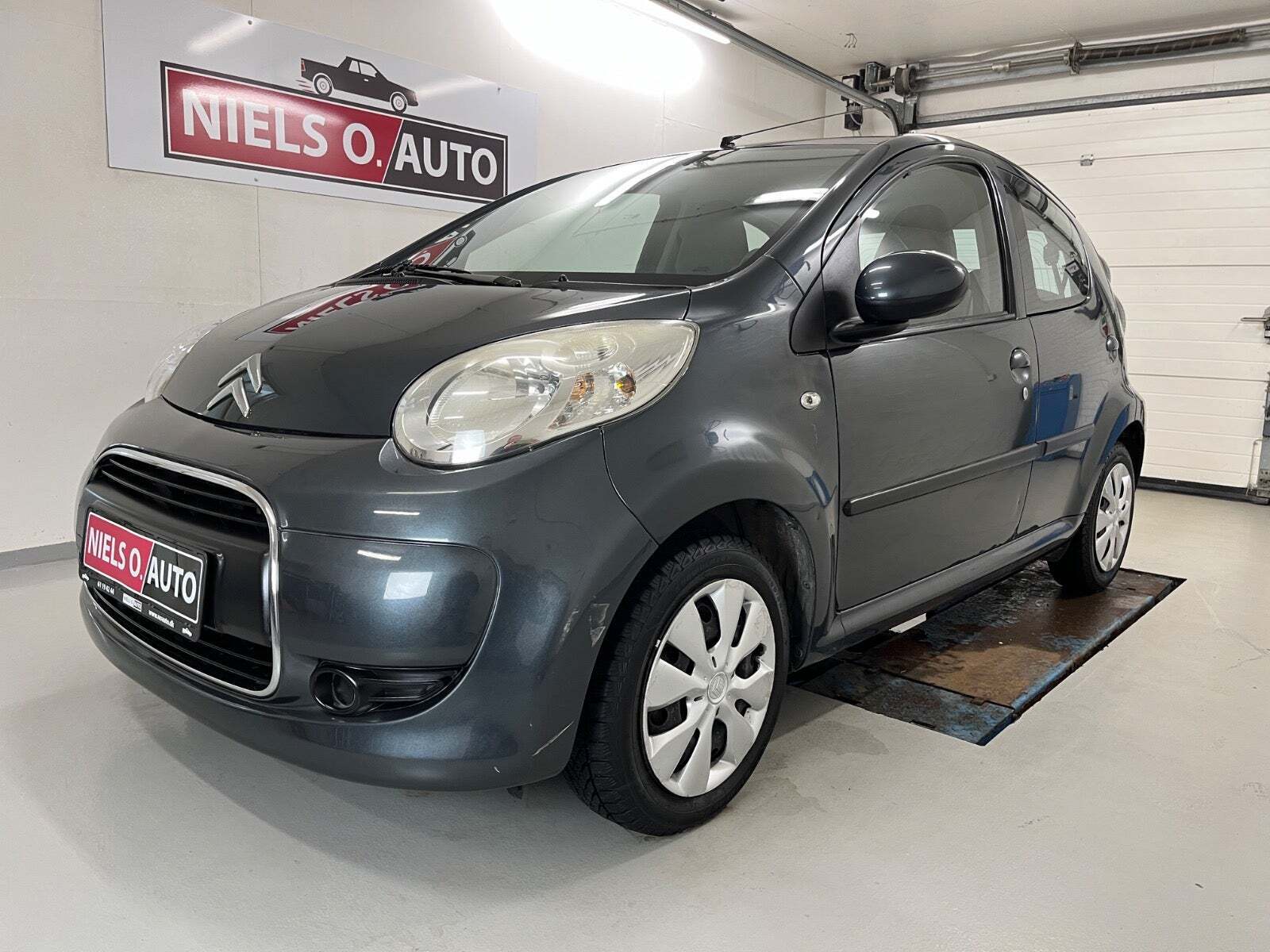 Grå Citroën C1 fra 2009 set udefra