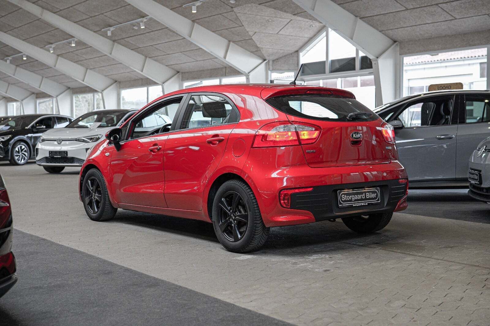 Rød Kia Rio fra 2016