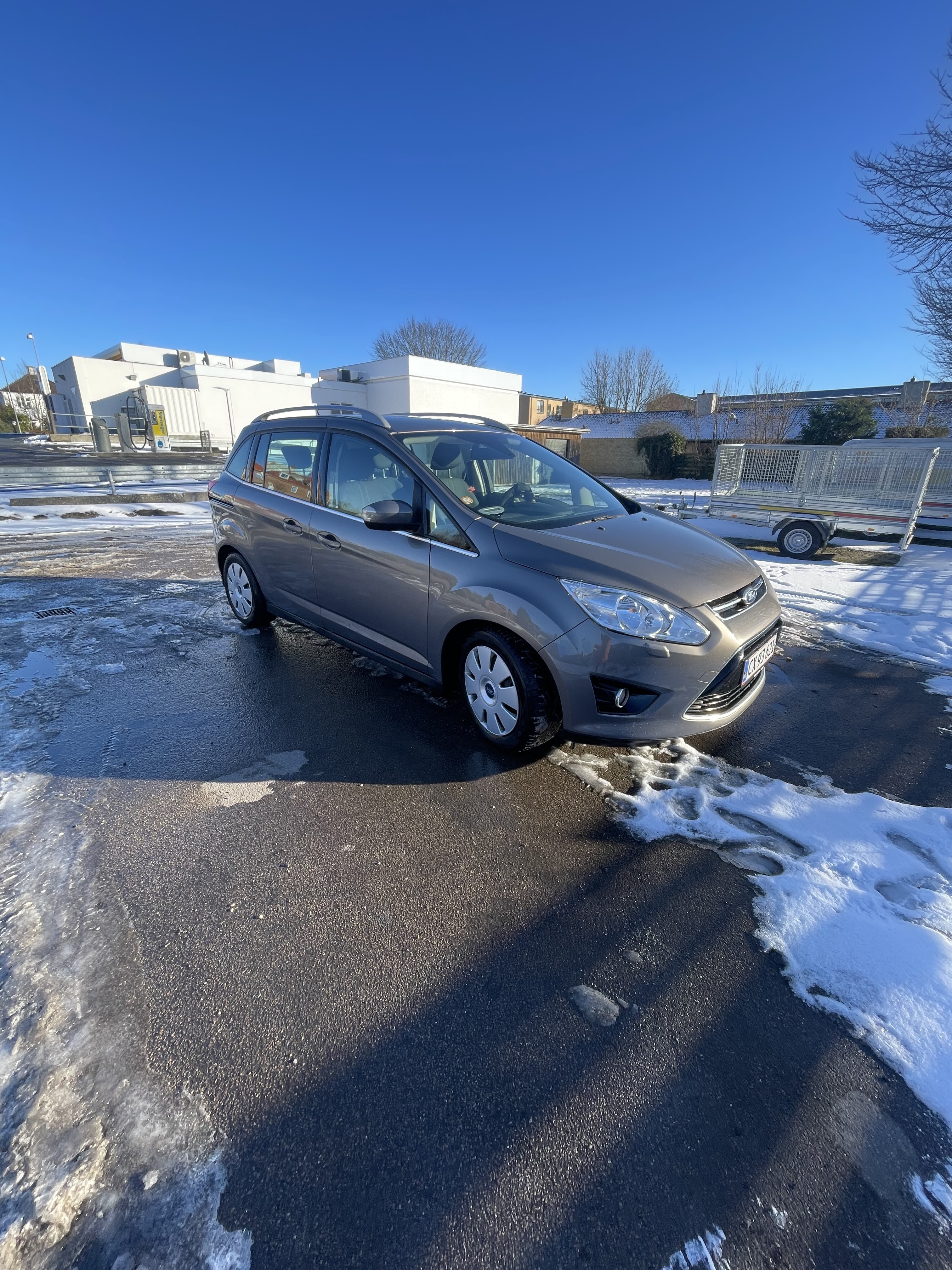 Brun Ford Grand C-Max fra 2013