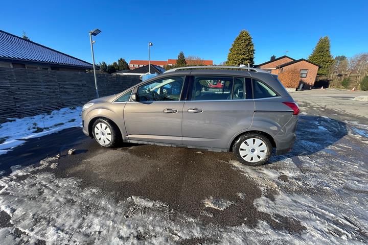 Brun Ford Grand C-Max fra 2013