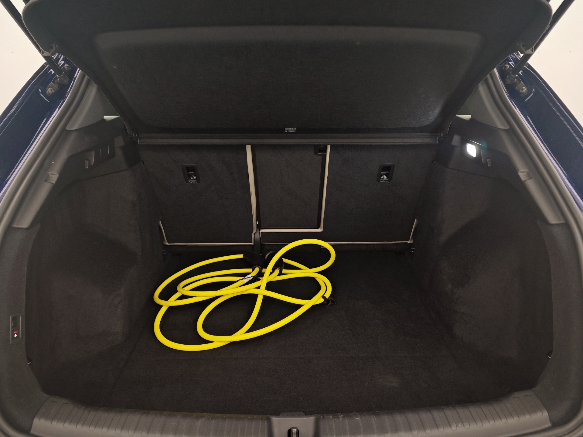 Blå Audi Q4 fra 2022