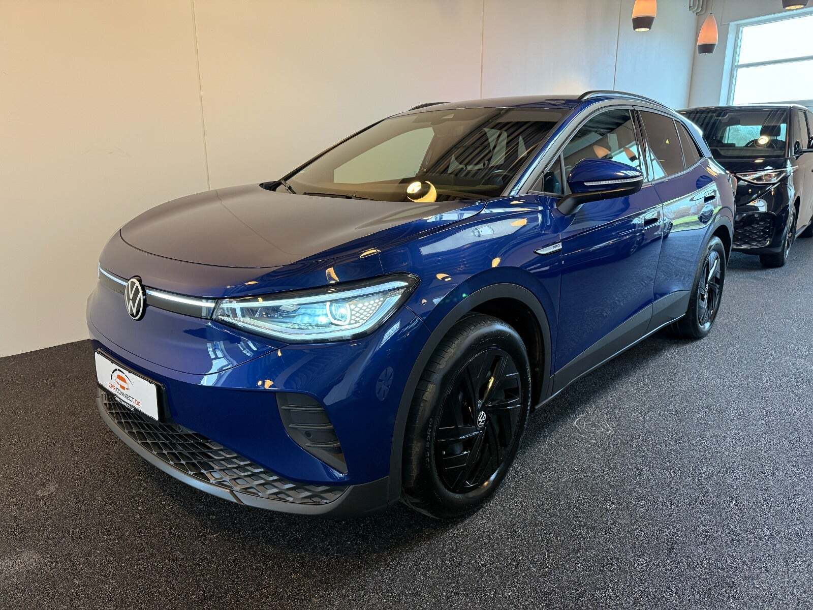 Blå VW ID.4 fra 2023 set udefra