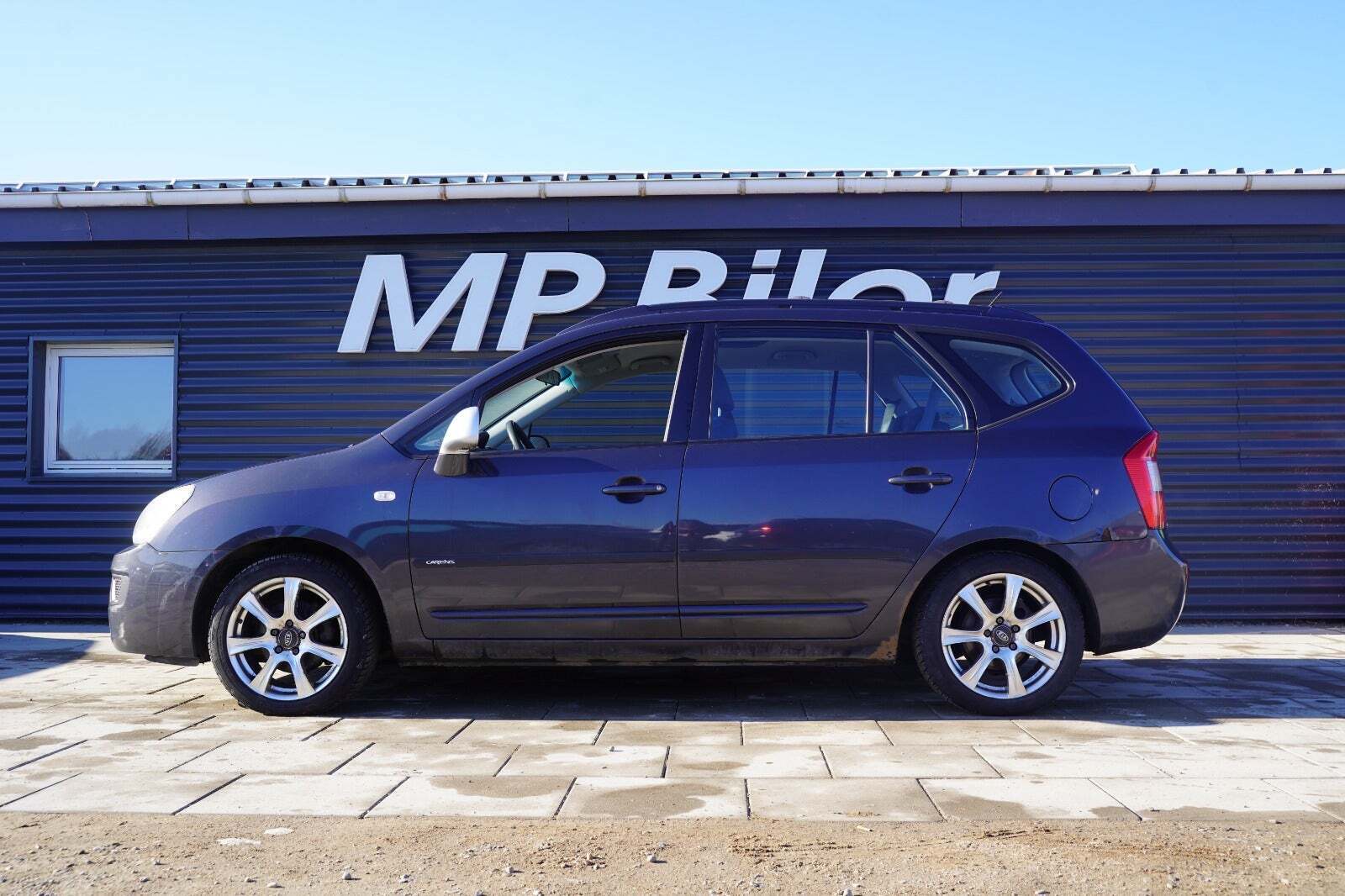 Grå Kia Carens fra 2007