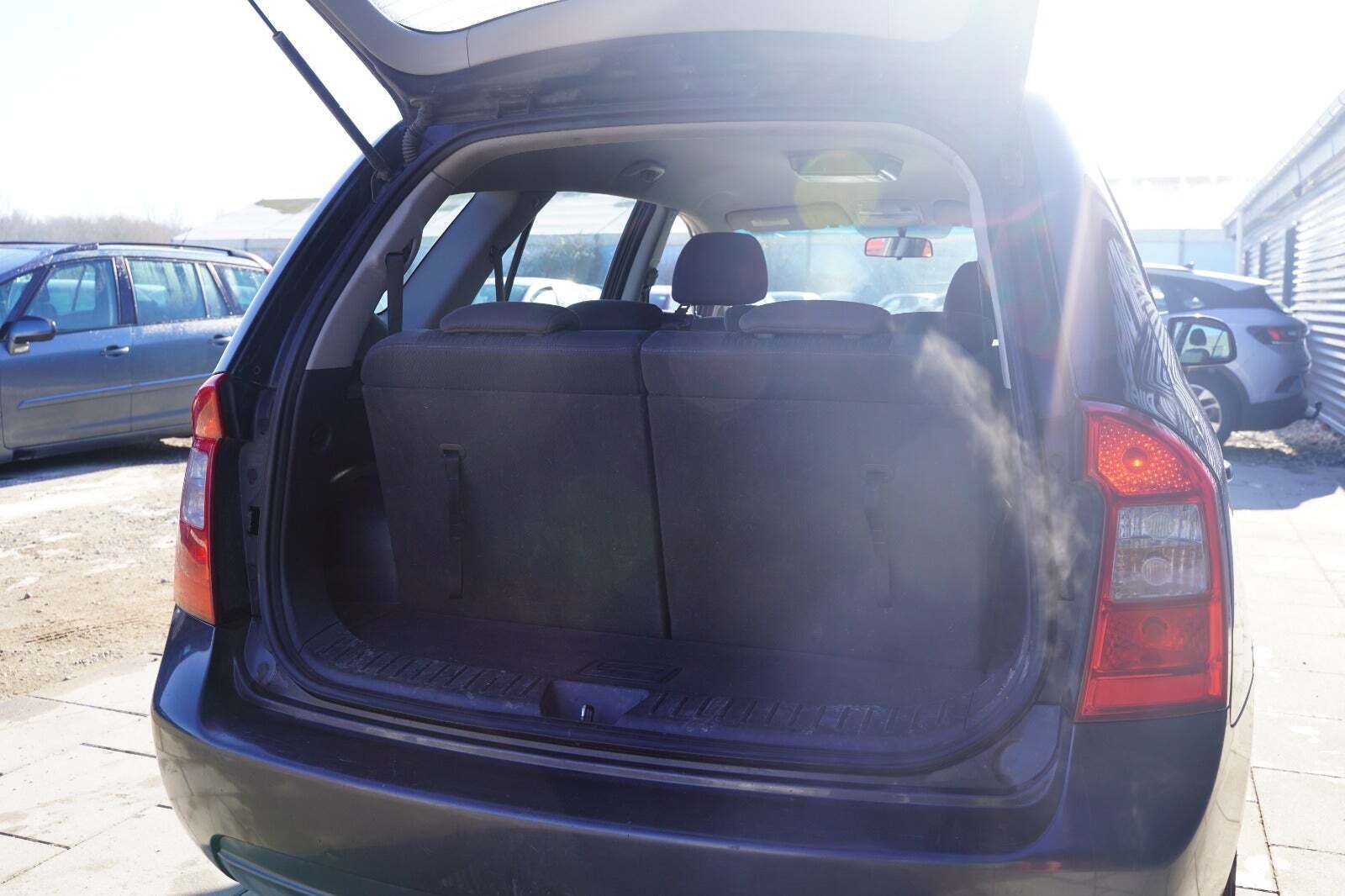 Grå Kia Carens fra 2007