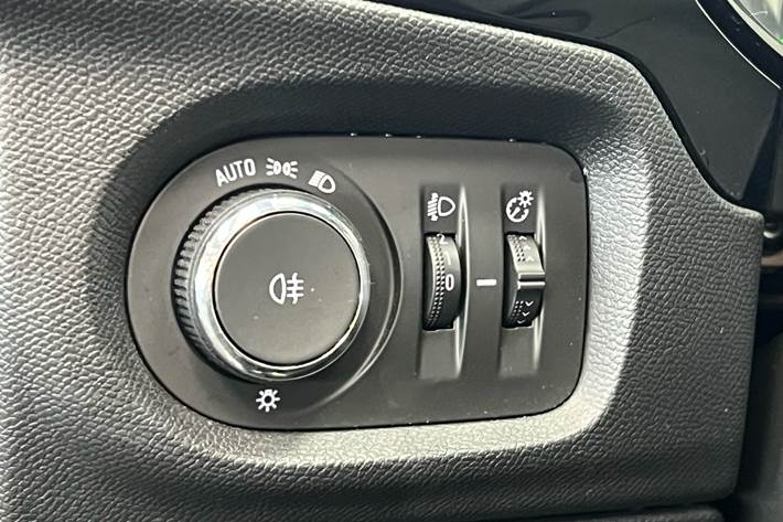 Grå Opel Corsa fra 2020