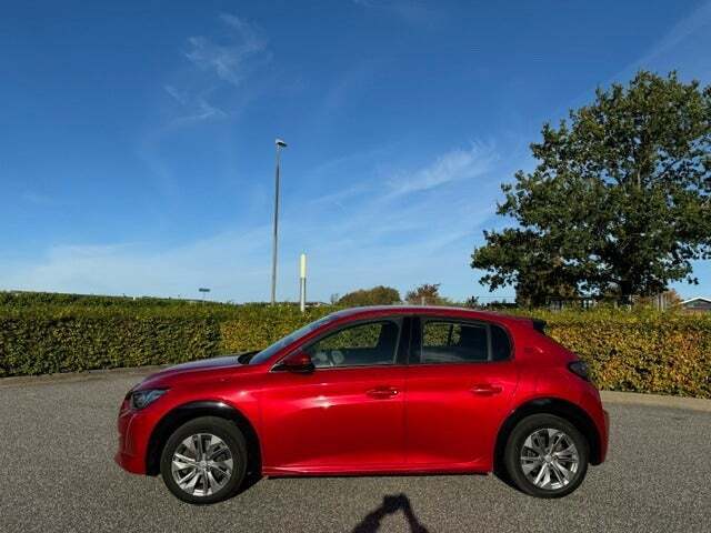 Rød Peugeot e-208 fra 2020