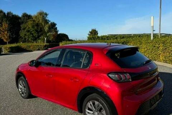 Rød Peugeot e-208 fra 2020