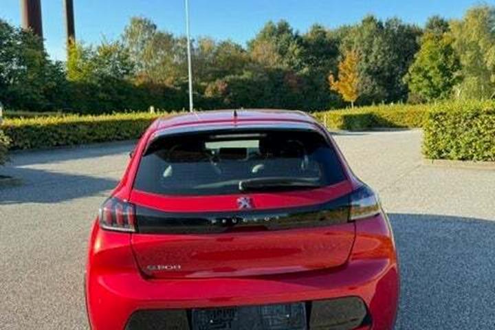 Rød Peugeot e-208 fra 2020