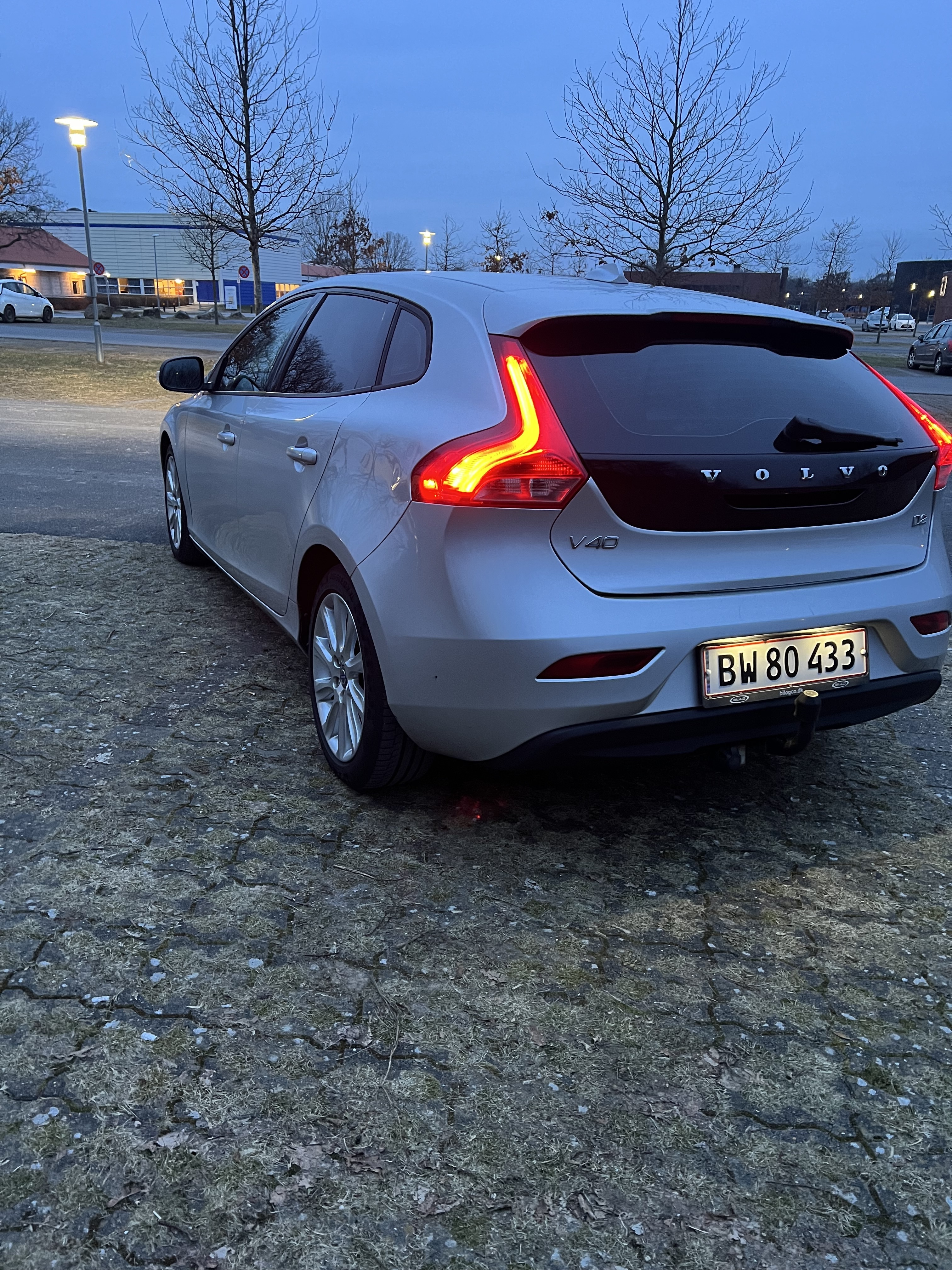 Grå Volvo V40 fra 2012