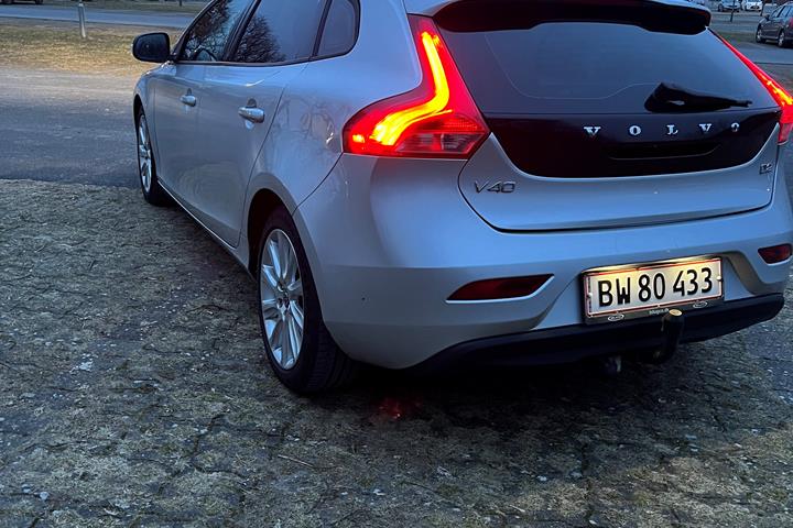 Grå Volvo V40 fra 2012