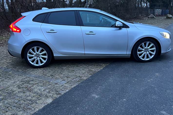 Grå Volvo V40 fra 2012