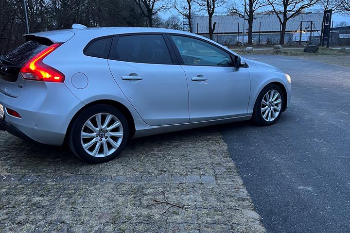 Grå Volvo V40 fra 2012