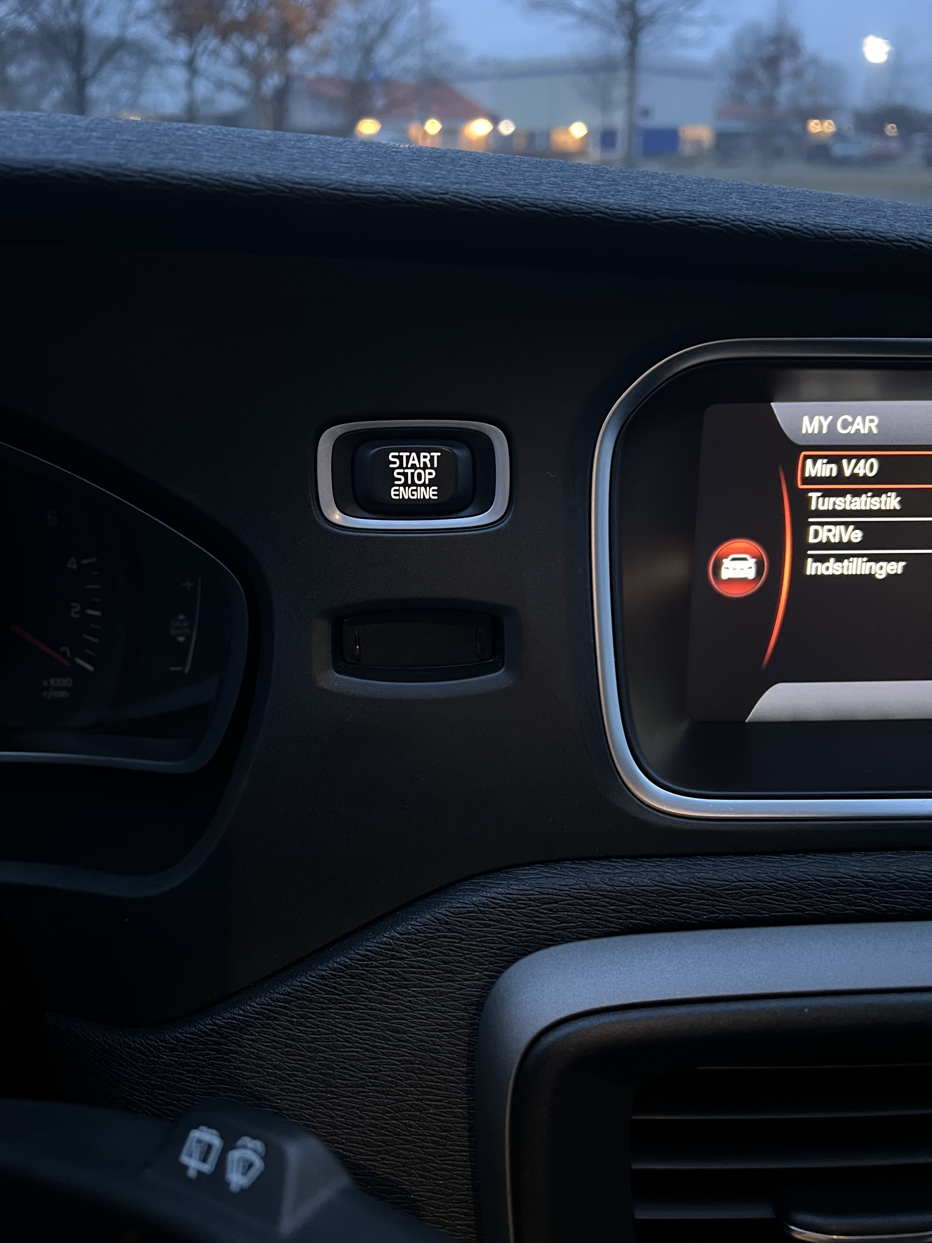 Grå Volvo V40 fra 2012