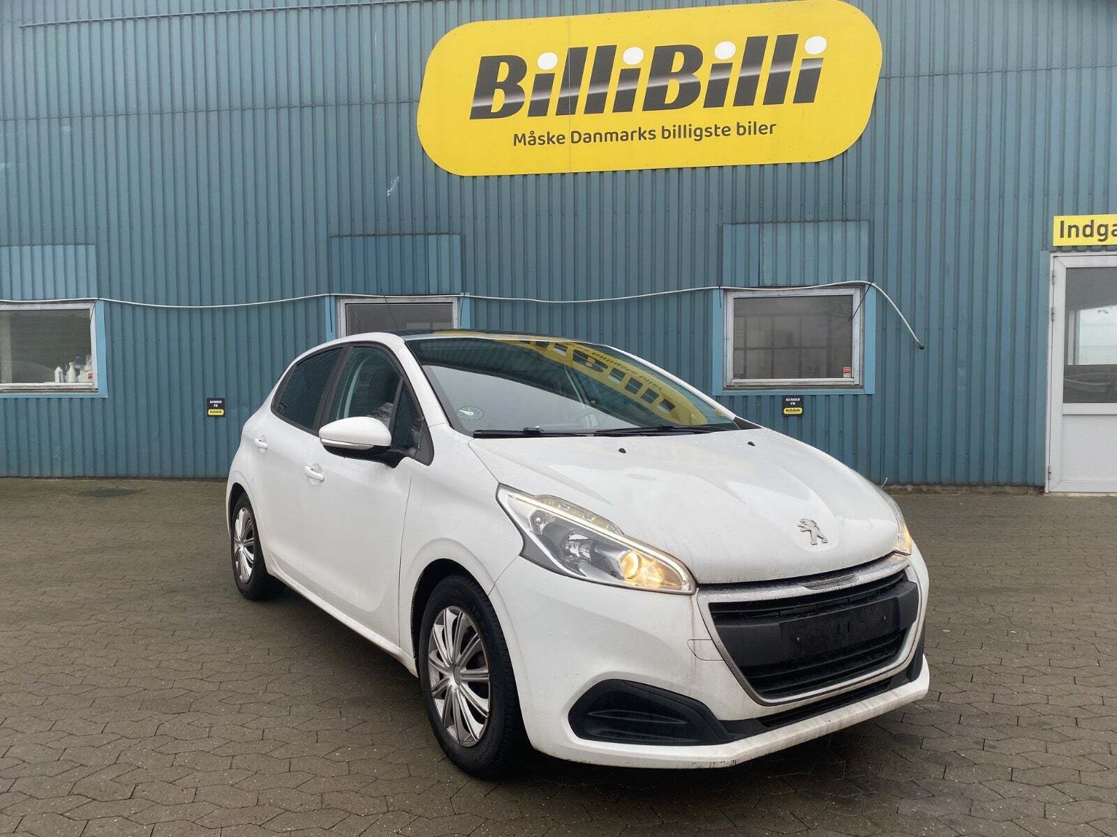 Hvid Peugeot 208 fra 2016 set udefra