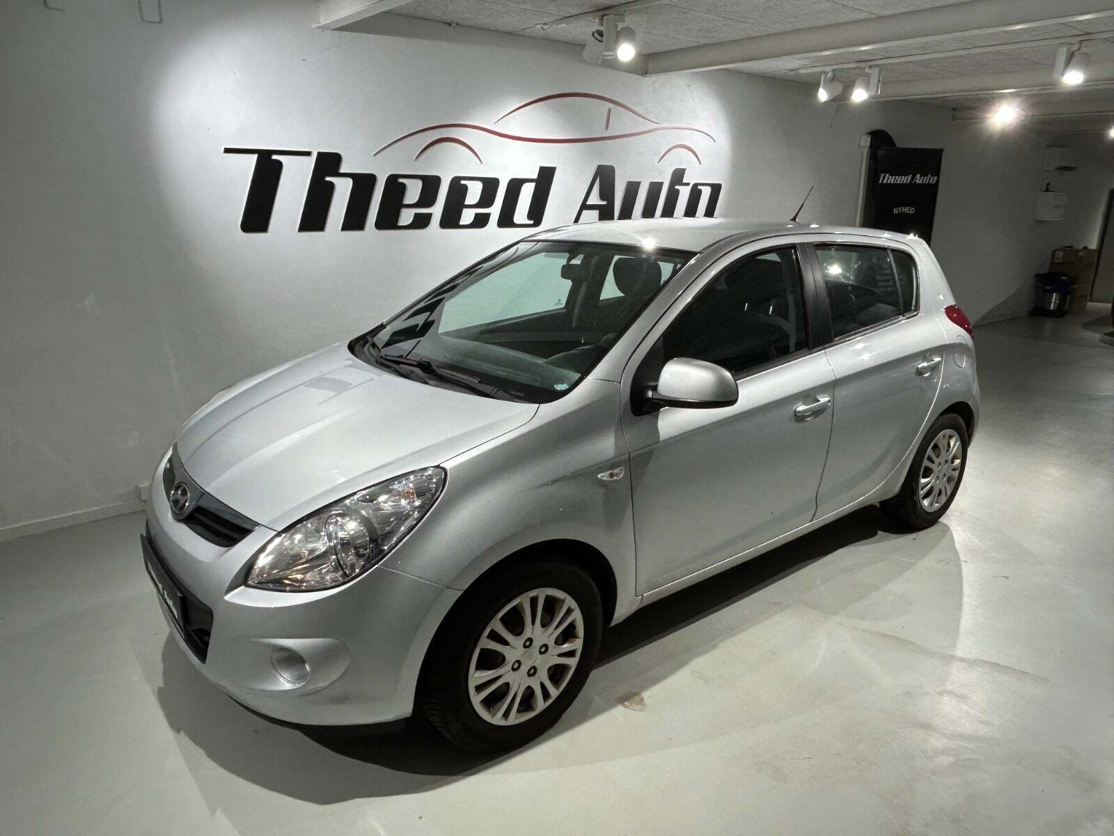 Sølv Hyundai i20 fra 2010 set udefra