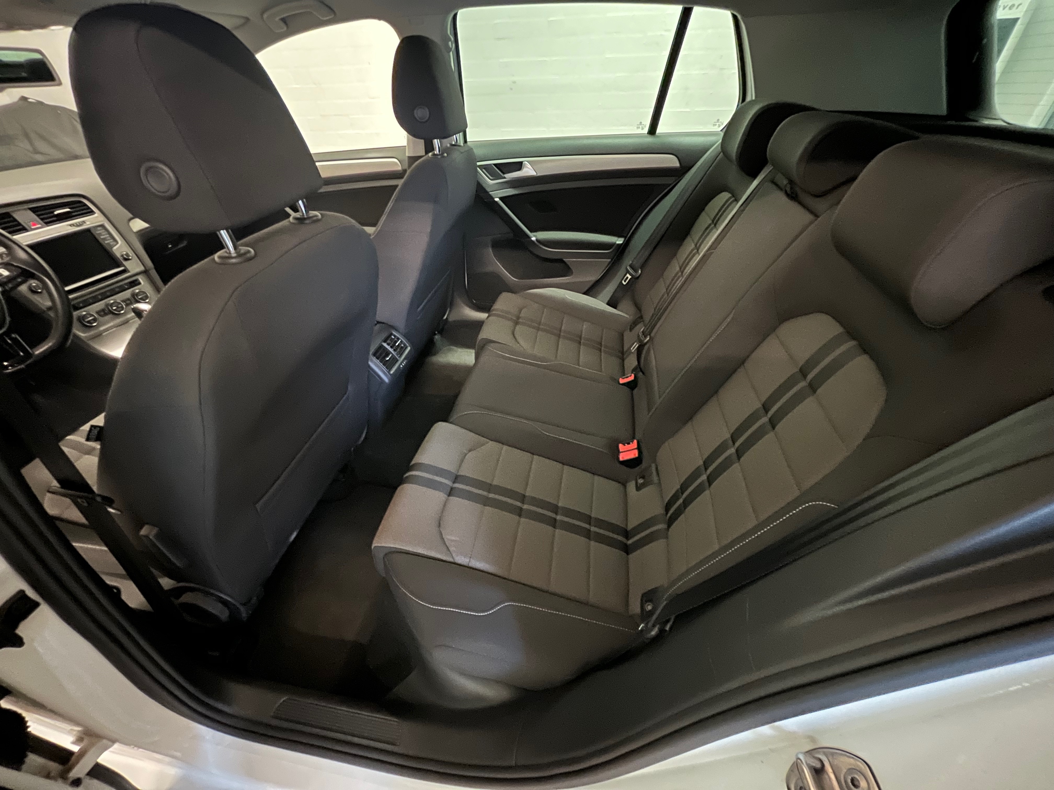 Hvid VW Golf VII fra 2016