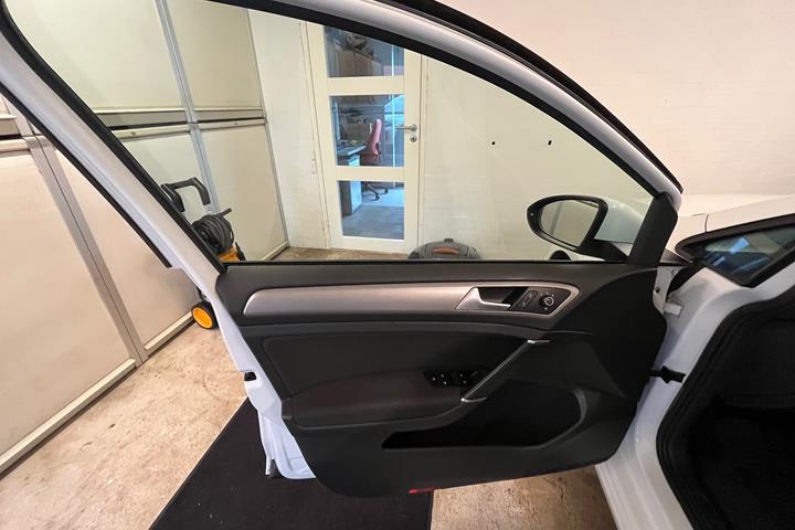 Hvid VW Golf VII fra 2016