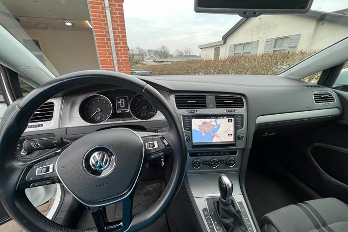 Hvid VW Golf VII fra 2016