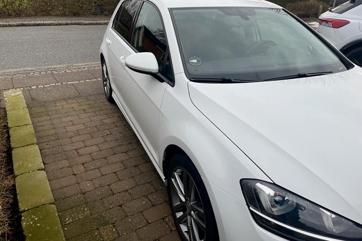 Hvid VW Golf VII fra 2016