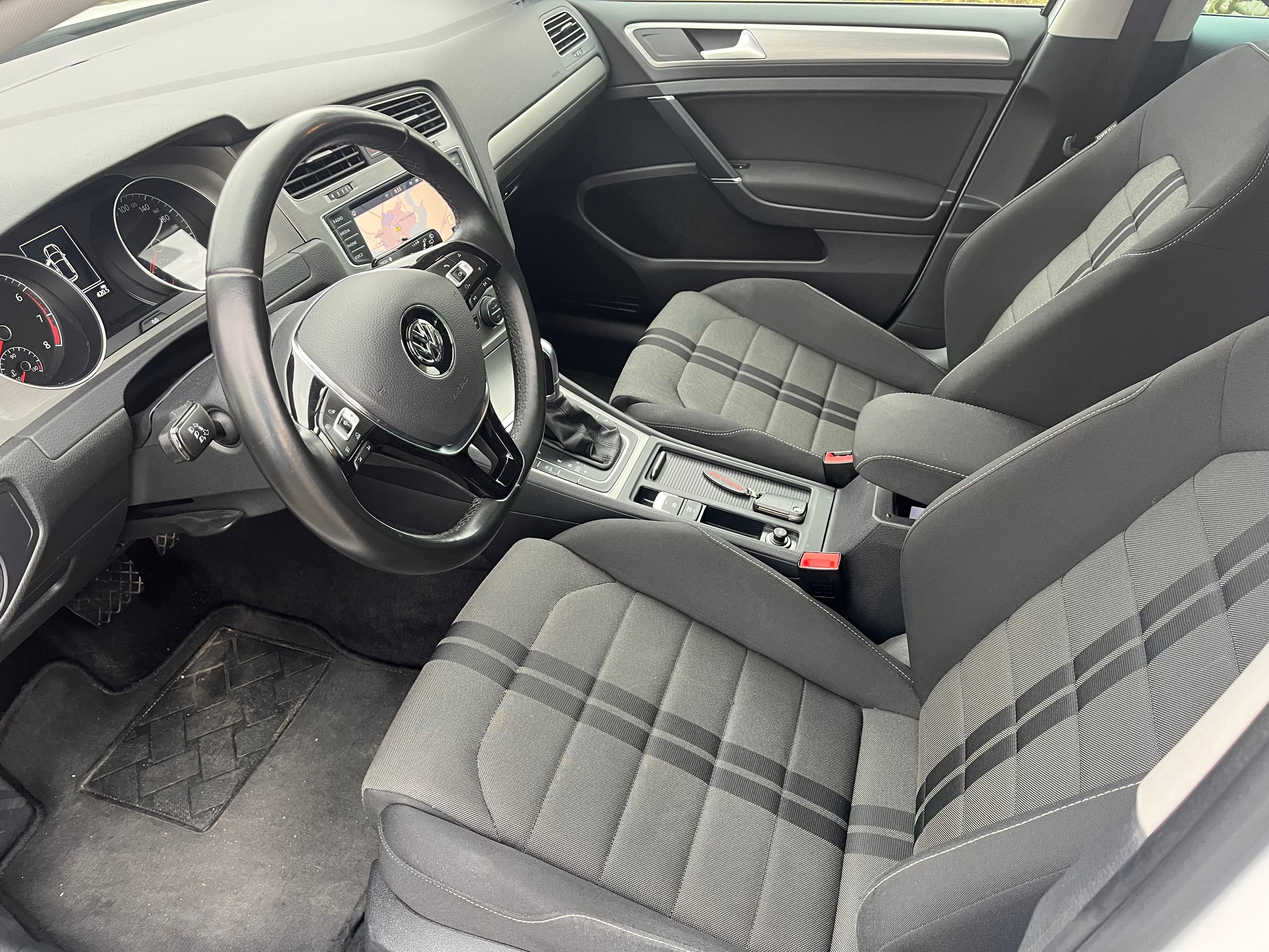 Hvid VW Golf VII fra 2016
