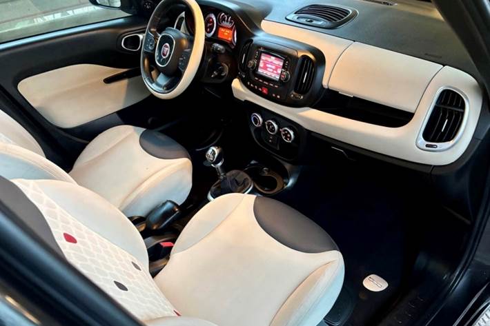 Grå Fiat 500L fra 2012